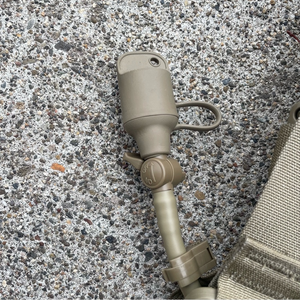 Skilcraft Molle II Hydration System Carrier - Picture 7 of 16